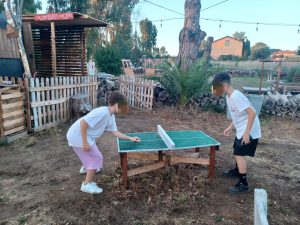 Ragazzi che giocano a ping pong