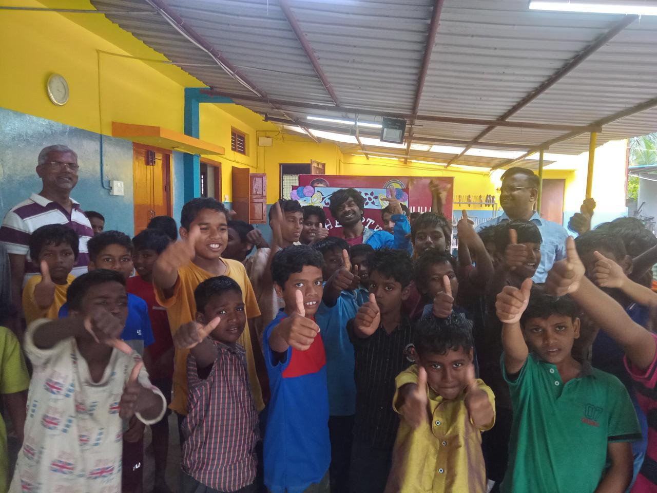 Con padre Casimir nell'anbu illam di Adivaram