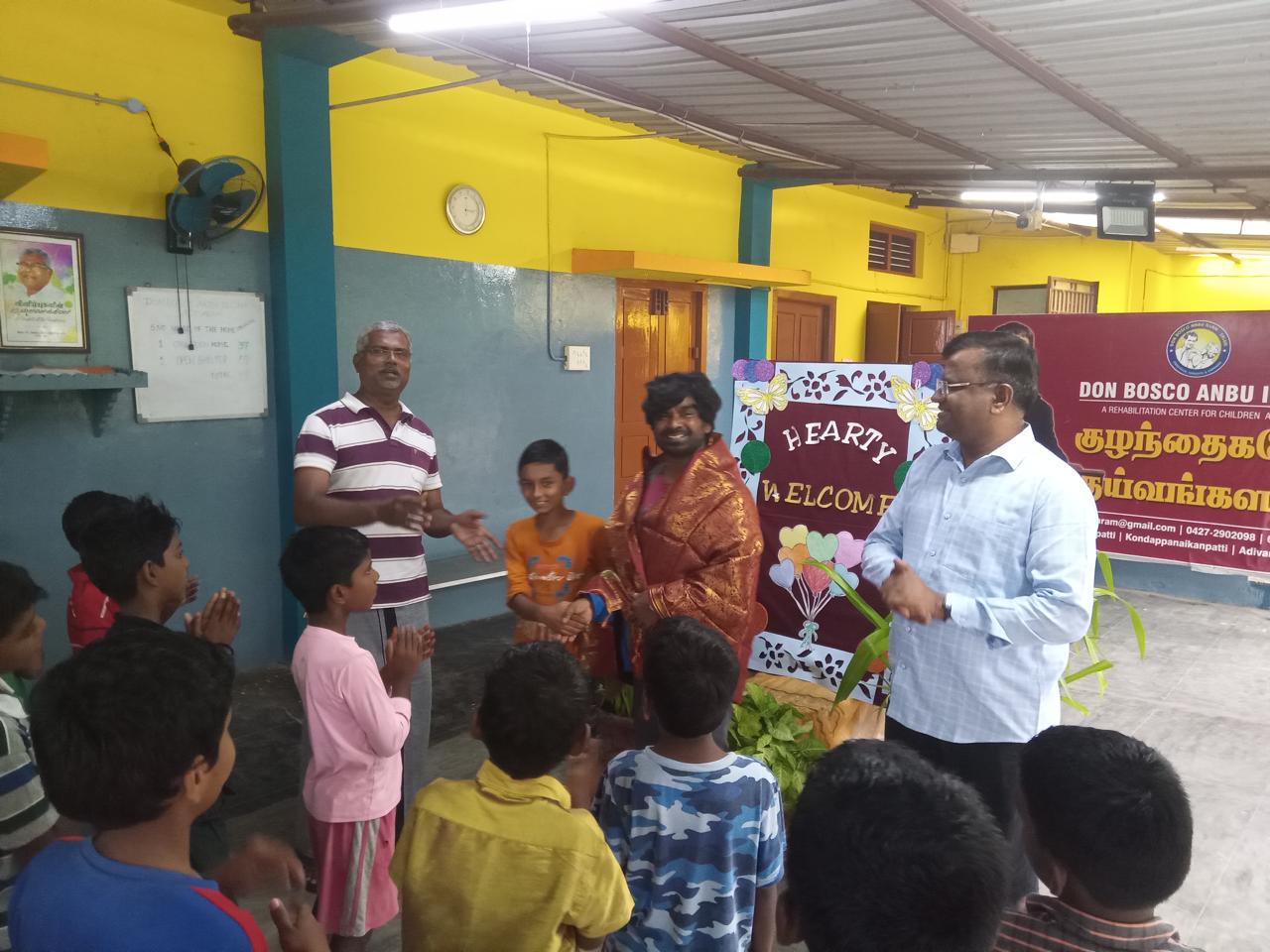 Con padre Casimir nell'anbu illam di Adivaram