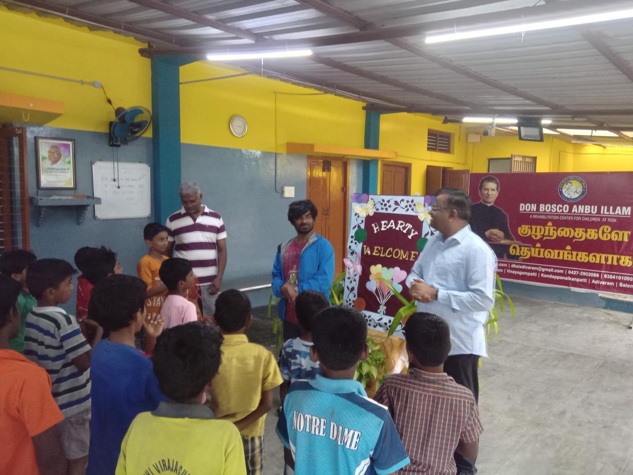 Con padre Casimir nell'anbu illam di Adivaram