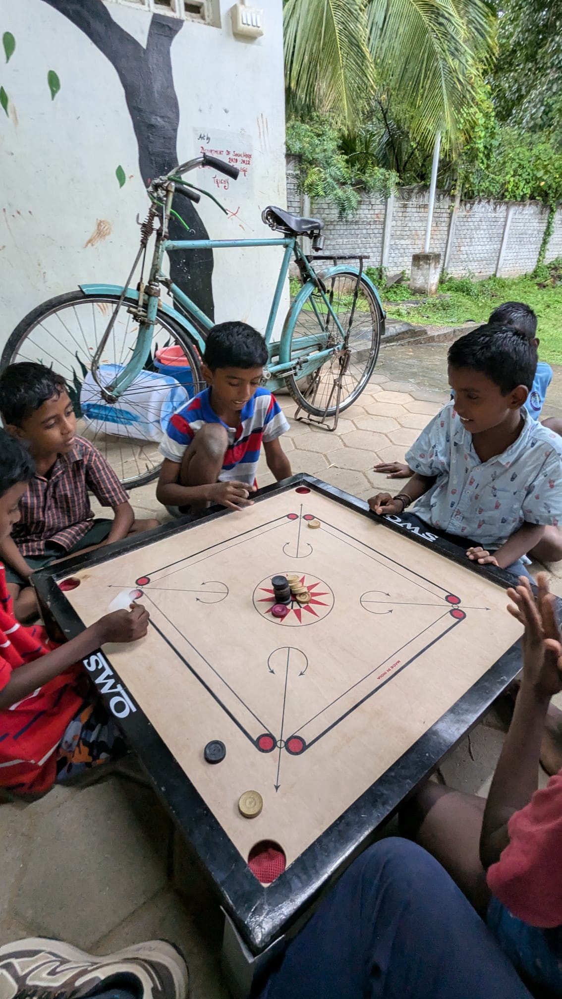 Bambini che giocano a dama