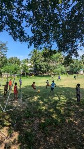 Bambini che giocano a calcio su un prato