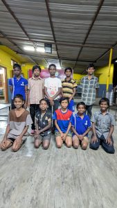 Una nuova foto di Manu e il gruppo dei alcuni dei nostri bambini sostenuti&nbsp;dall'Apis