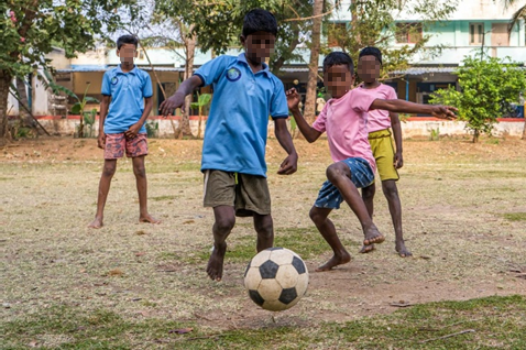 Bambini che giocano a calcio