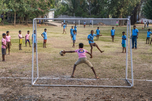 Bambini che giocano a calcio