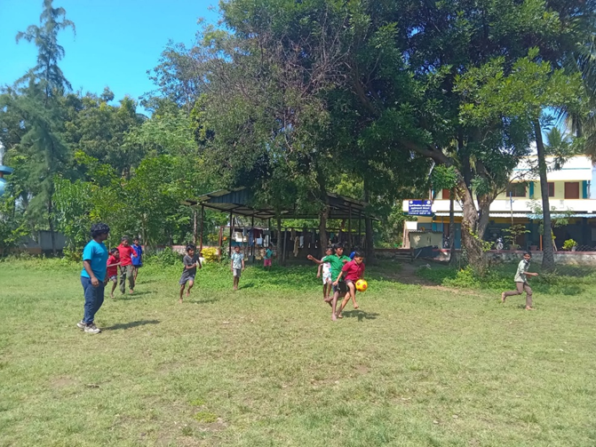 Bambini che giocano a calcio