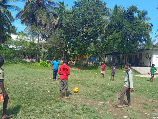 Bambini che giocano a calcio