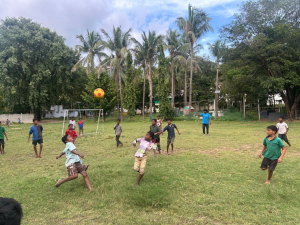 Bambini che giocano a calcio