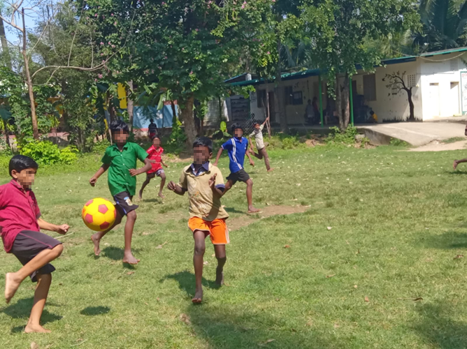 Bambini che giocano a calcio