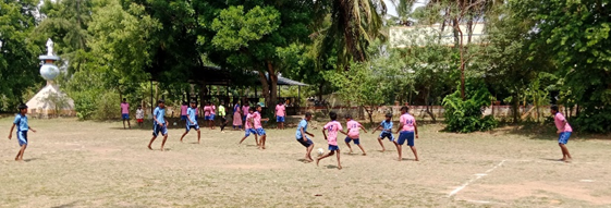 Bambini che giocano a calcio
