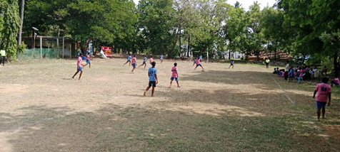 Bambini che giocano a calcio