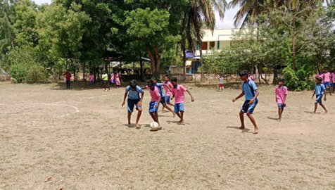 Bambini che giocano a calcio
