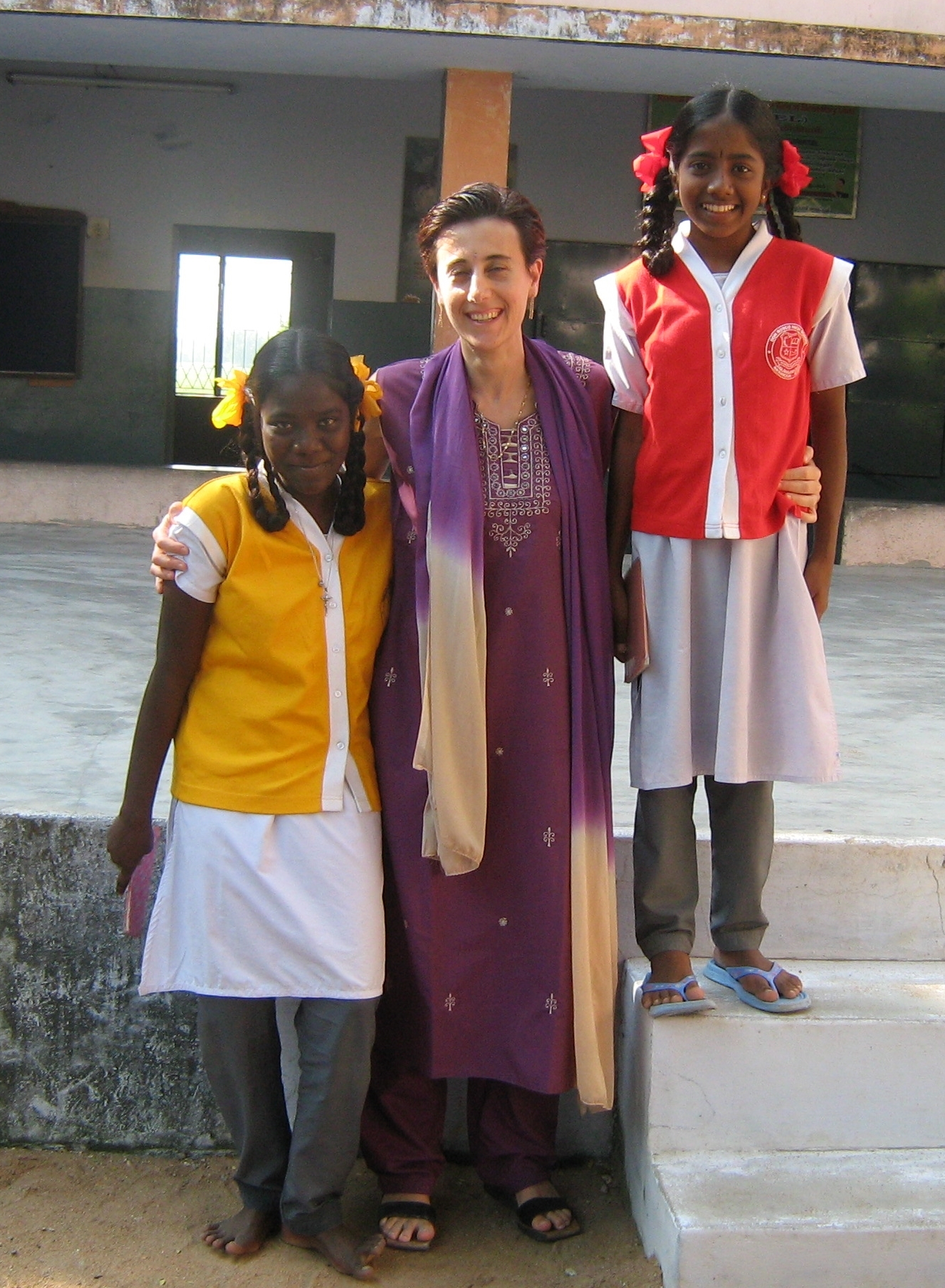 Teresa Izzo con due bambine