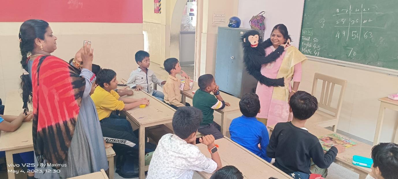Bambini e insegnanti nel centro di terapia