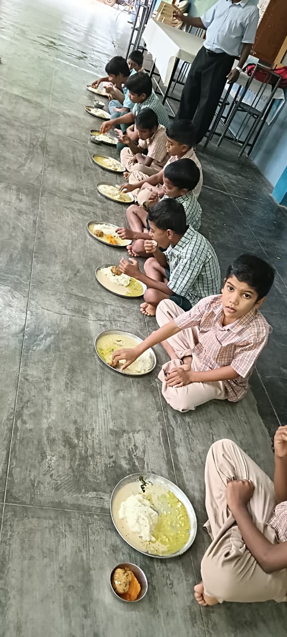 Bambini che mangiano in terra