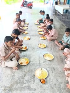 Bambini che mangiano in terra