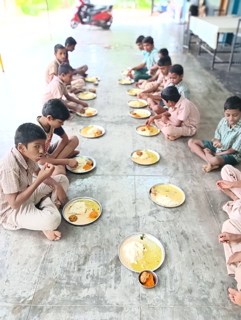 Bambini che mangiano in terra