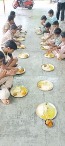 Bambini che mangiano in terra