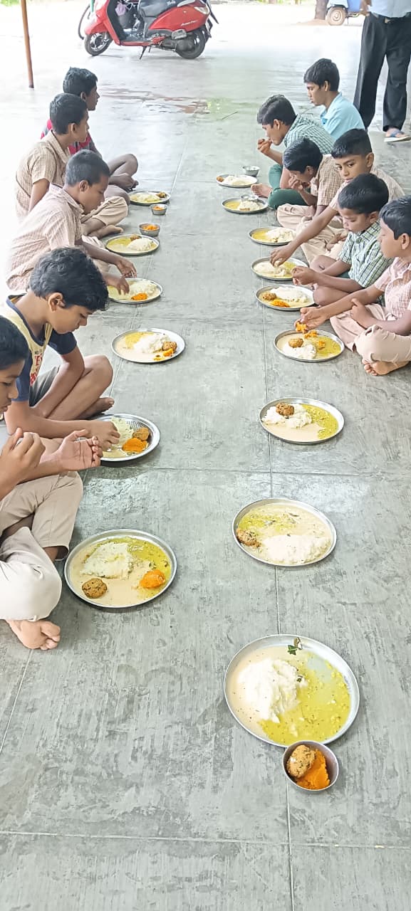 Bambini che mangiano in terra